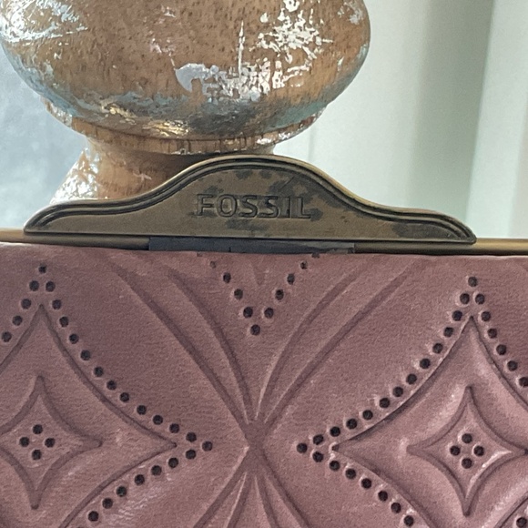 FOSSIL MUTED LAVENDER STAMPED LEATHER CLUTCH “EUC” - Picture 4 of 16